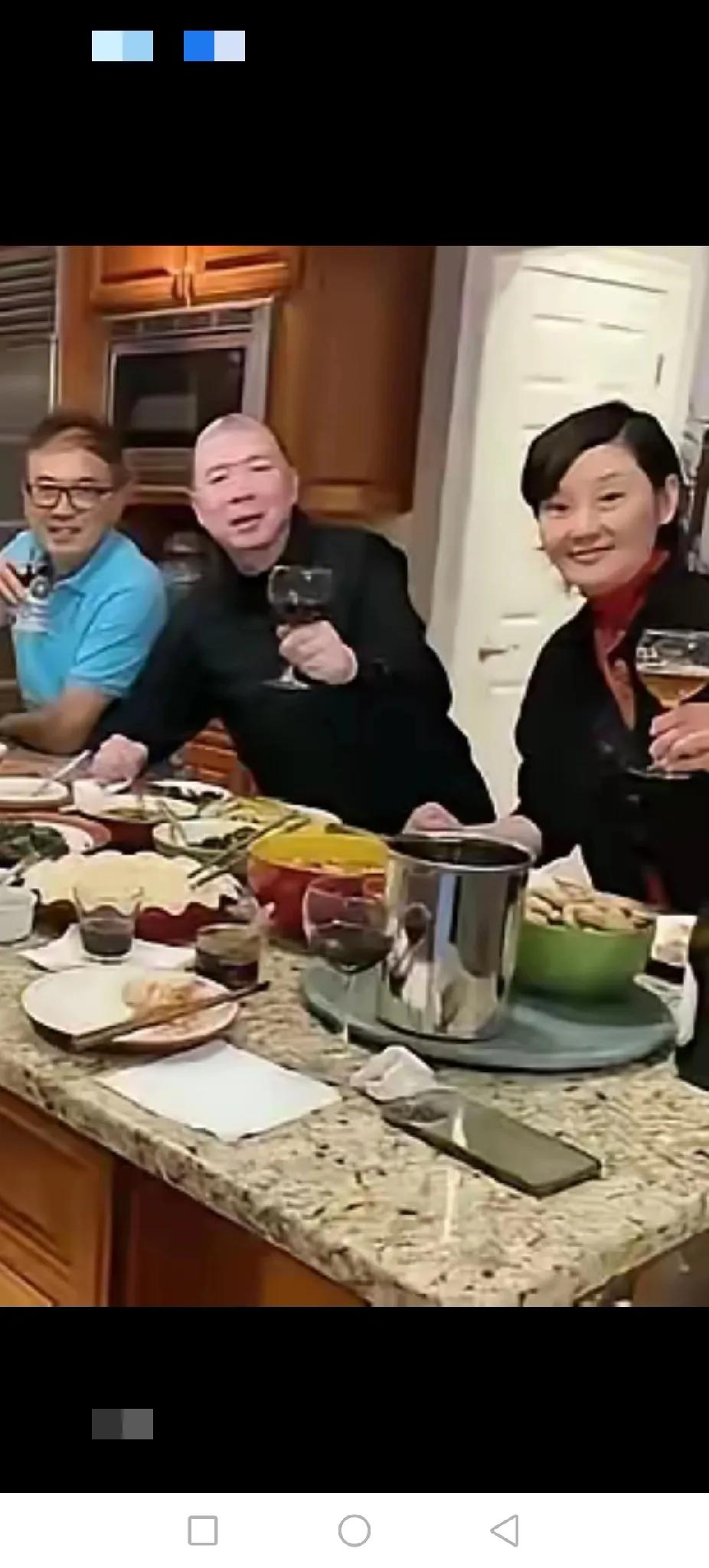 看到冯小刚一家在美国豪宅其乐融融举杯的画面，   还真有些羡慕，也只能羡慕而已，