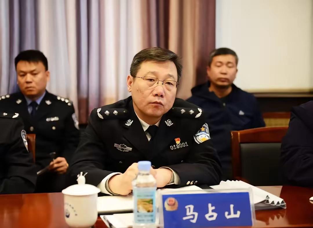 退居二线已两年的马占山，马年失蹄被查。从执法到伏法，从警近40年的他，人生瞬间发