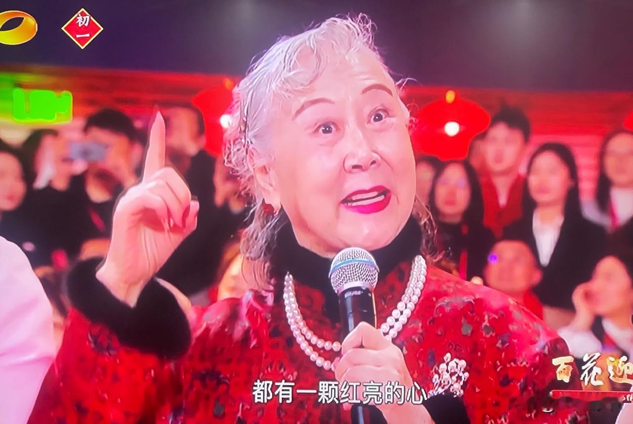 85岁刘长瑜宝刀不老，湖南卫视春晚一曲红灯记《穷人的孩子早当家》惊艳全场！昔日李