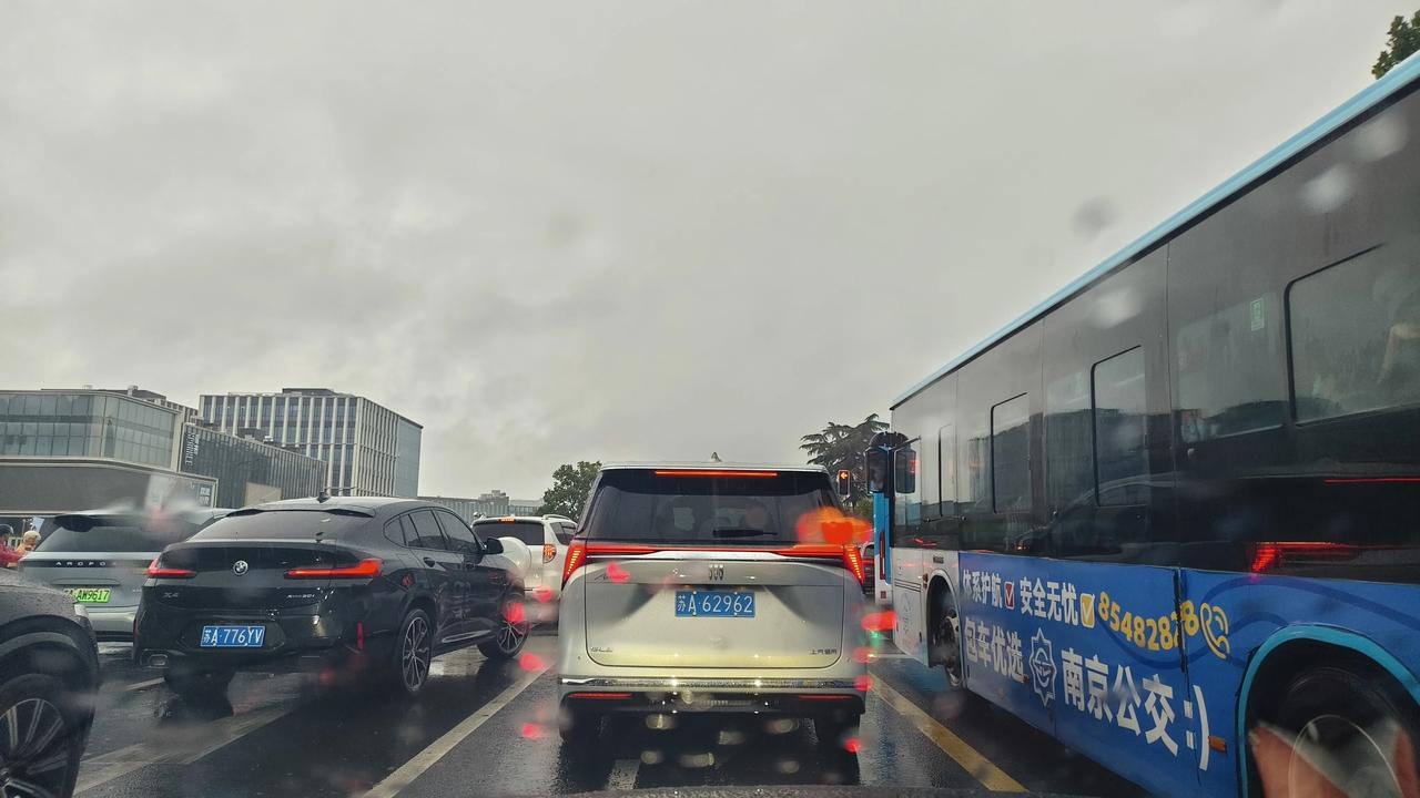 端午节后上班首日，南京适逢暴雨，你上班迟到了吗？