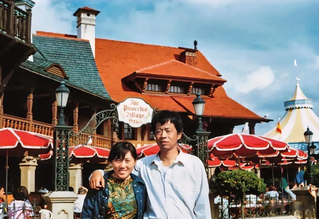 1997年，王小波在家中猝然离世，身旁落下数块墙皮。当他的遗体准备火化时，火化工