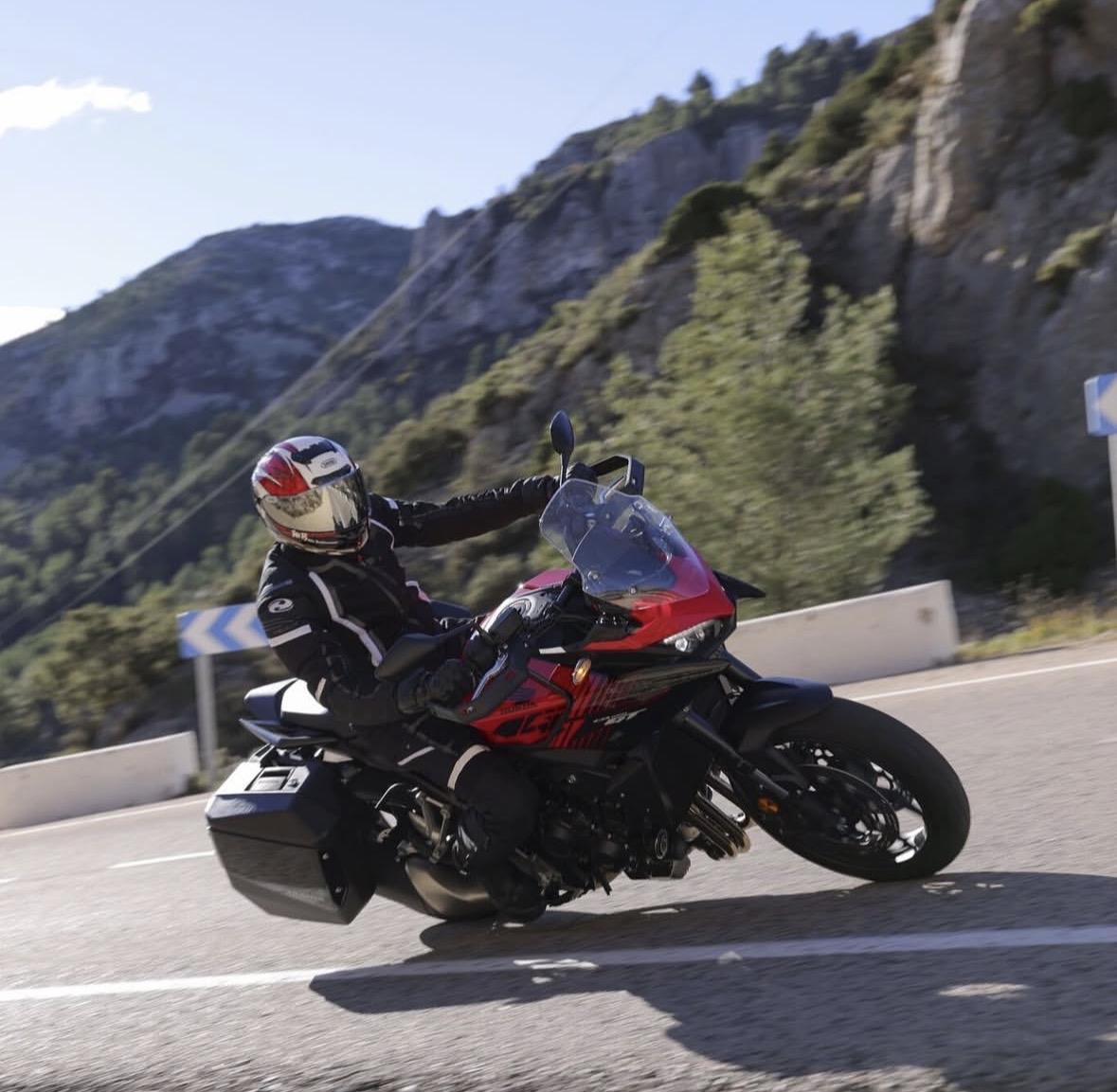 本田CB1000GT直列四缸的爆发，不止于速度之快
而是一踩油门，便能让人嘴角上