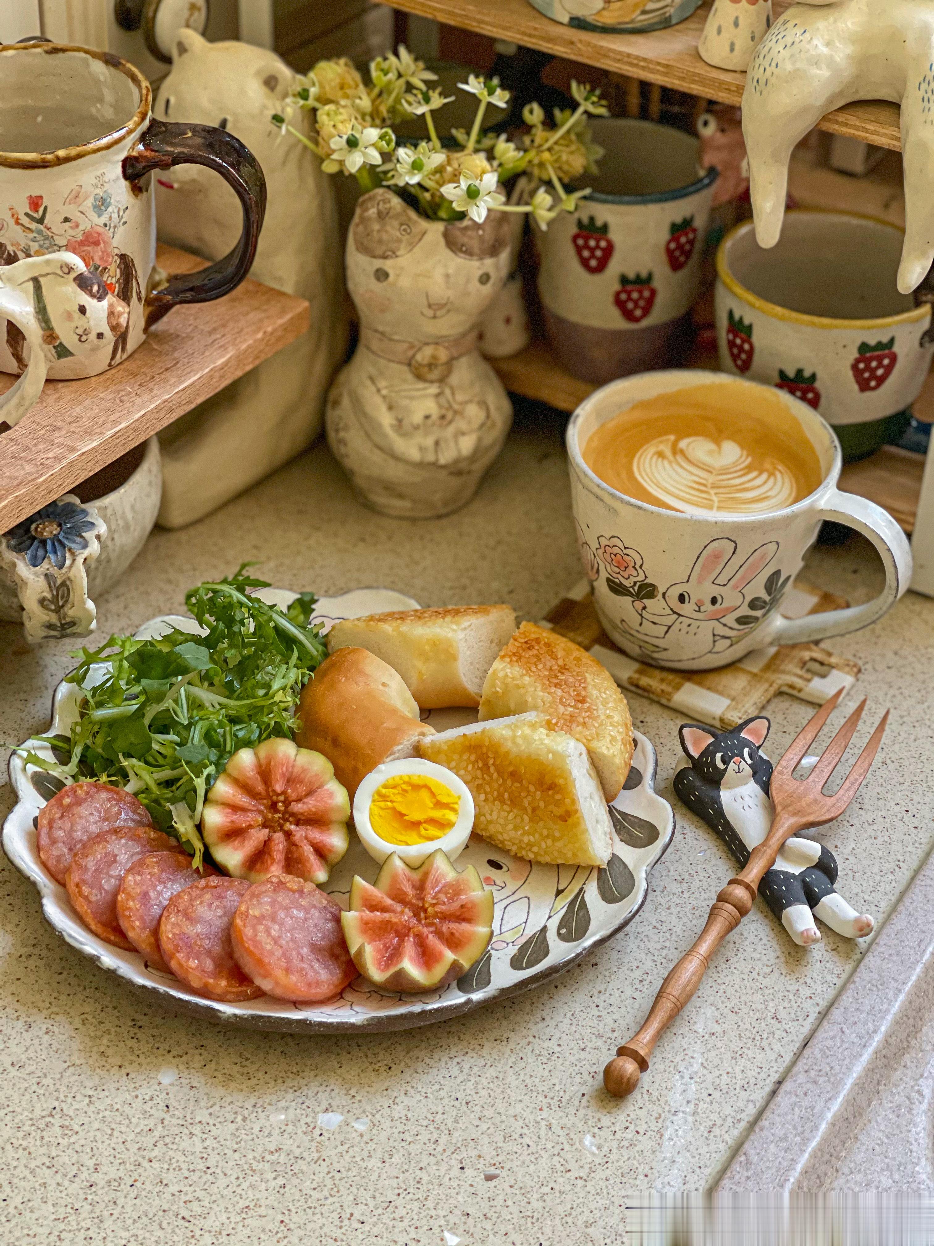 周末愉快呀！[微风]又是高温天气，吹着风扇吃早餐。芝士贝果+糯糯糯肉肠+芝麻菜+