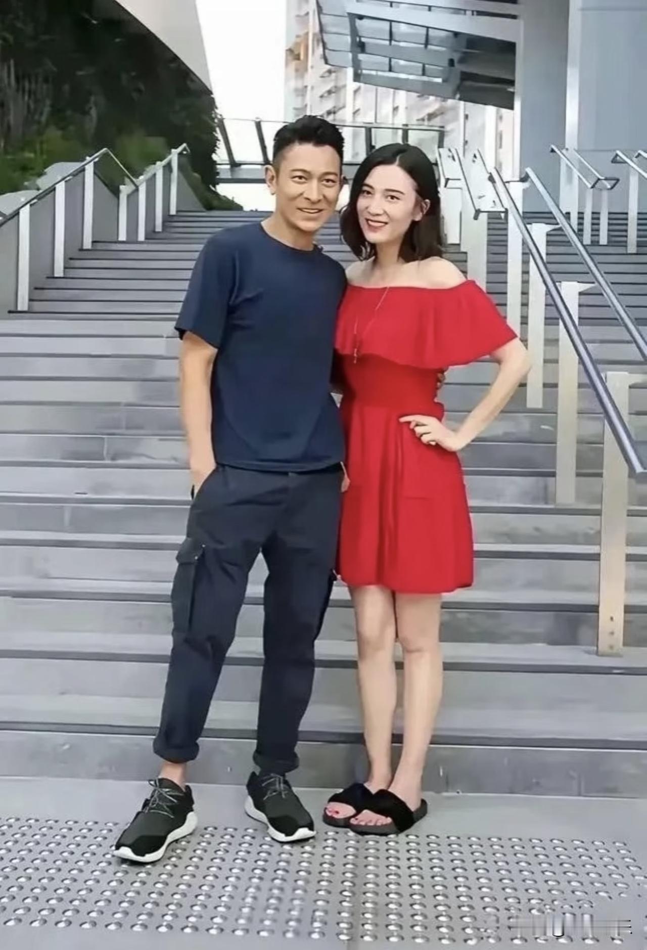 2017年，刘德华和一个身穿红裙子，漂亮的美女合影。当时的刘德华56岁，你知道这