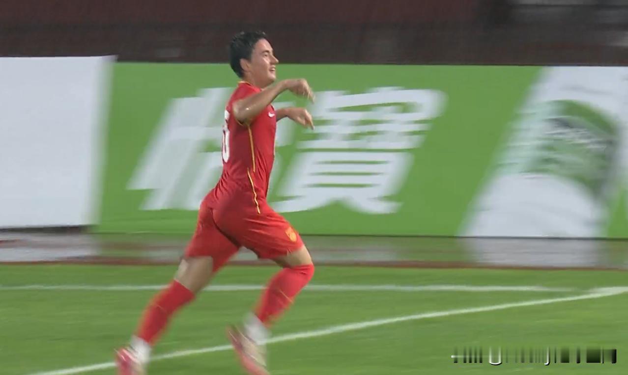 中国U16国少VS日本U16国少比赛第52分钟，艾比布拉边路得球后利用出众的身体