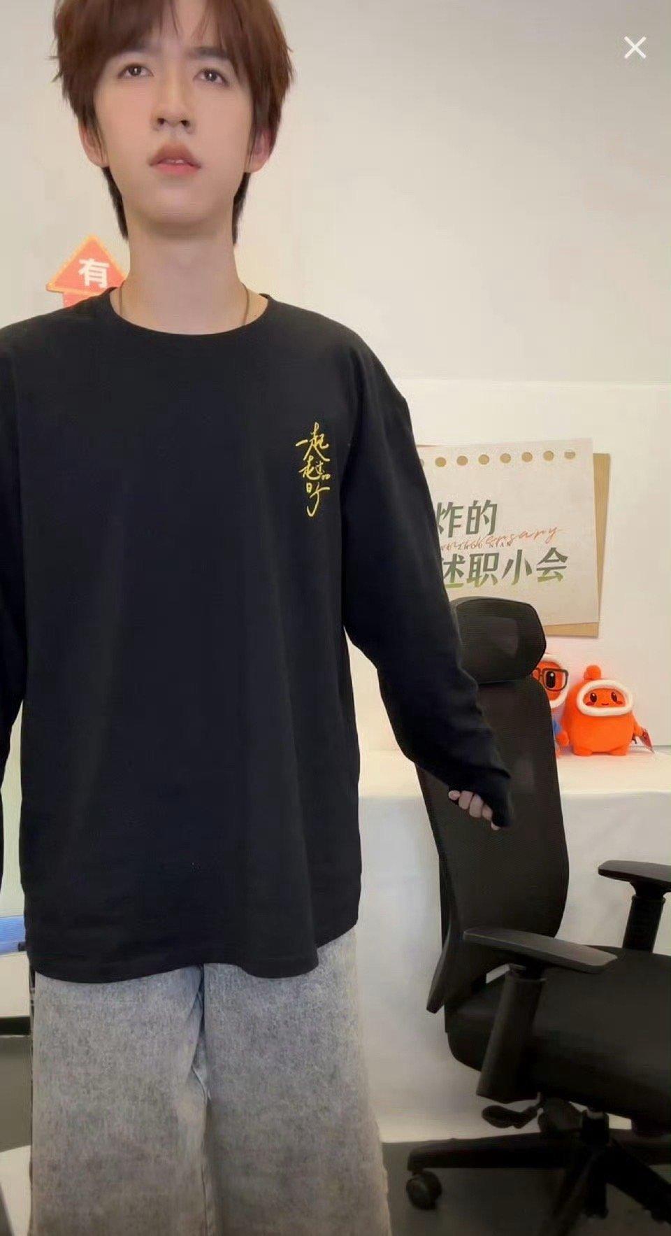 贺峻霖 cos 宋亚轩回国，那眼神简直绝了，太到位了，让人忍俊不禁，真的太有意思