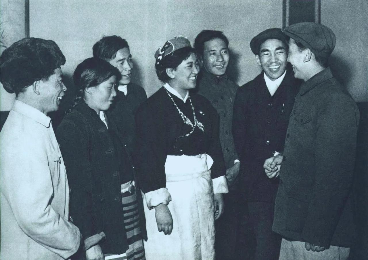 1965年1月，来自西藏的翻身农奴、全国人大代表大瓦、德古、群配、精措、钦饶、黄