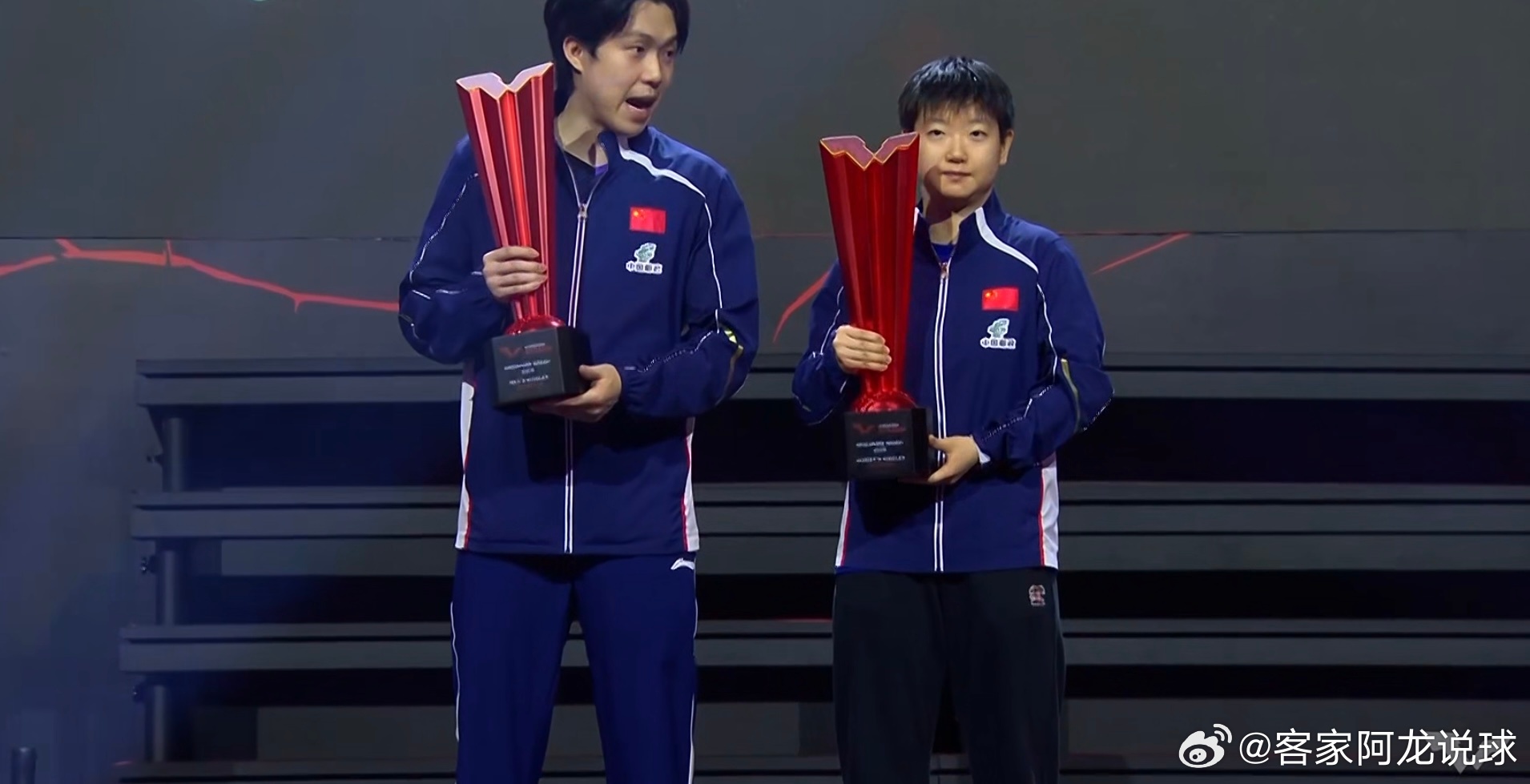 恭喜“莎头组合”双双登顶新加坡大满贯！莎头组合冠军合照来了，最新鲜的！太棒了两人