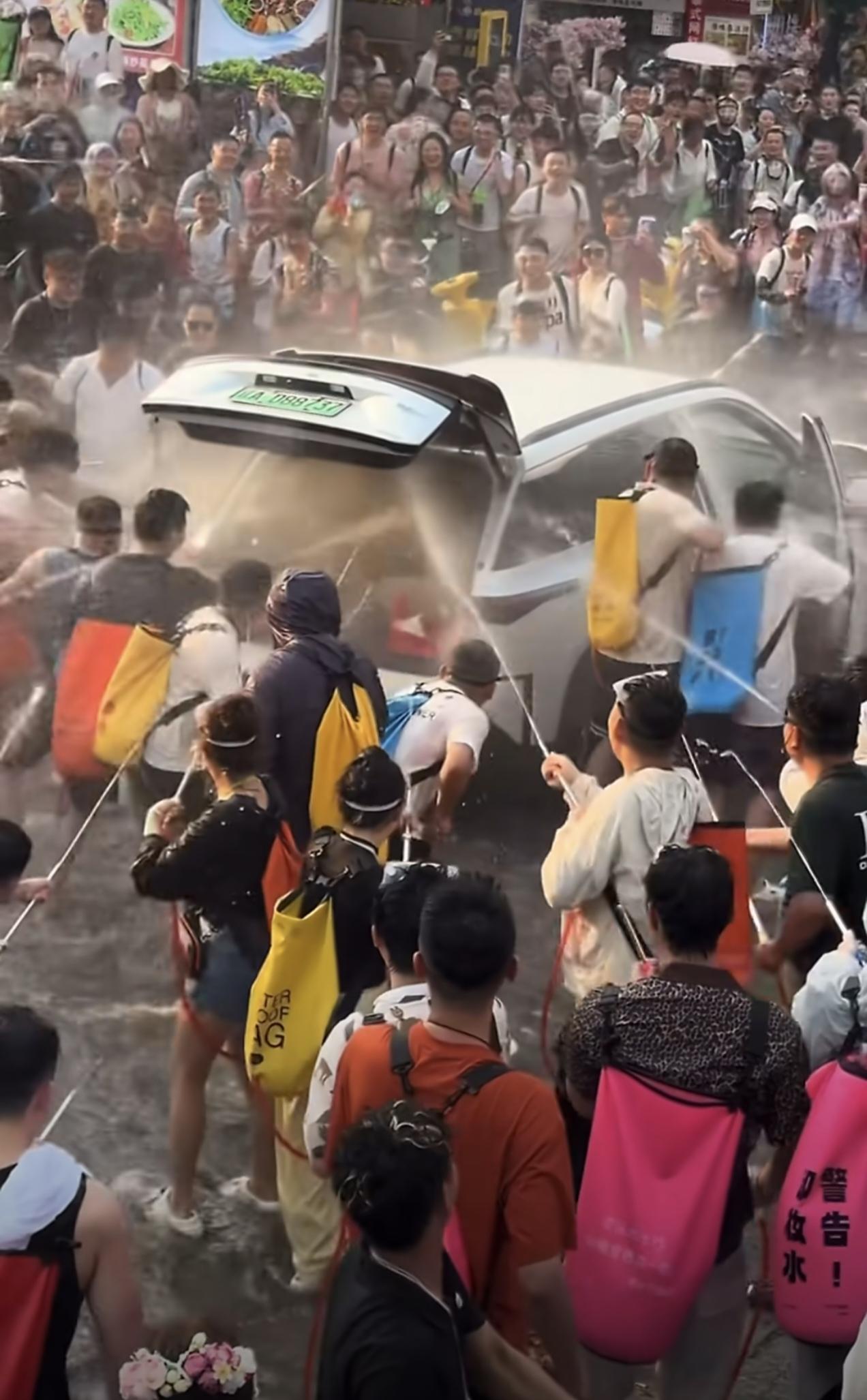 如此瞎弄的“泼水节”何时休？云南西双版纳的泼水节闻名中外，但这几年很多人打着“泼