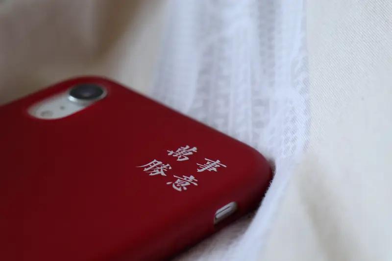 我认同“人生都是客，万事莫执着”。人生没有过不去的坎，真正的局限源于我们看待过去