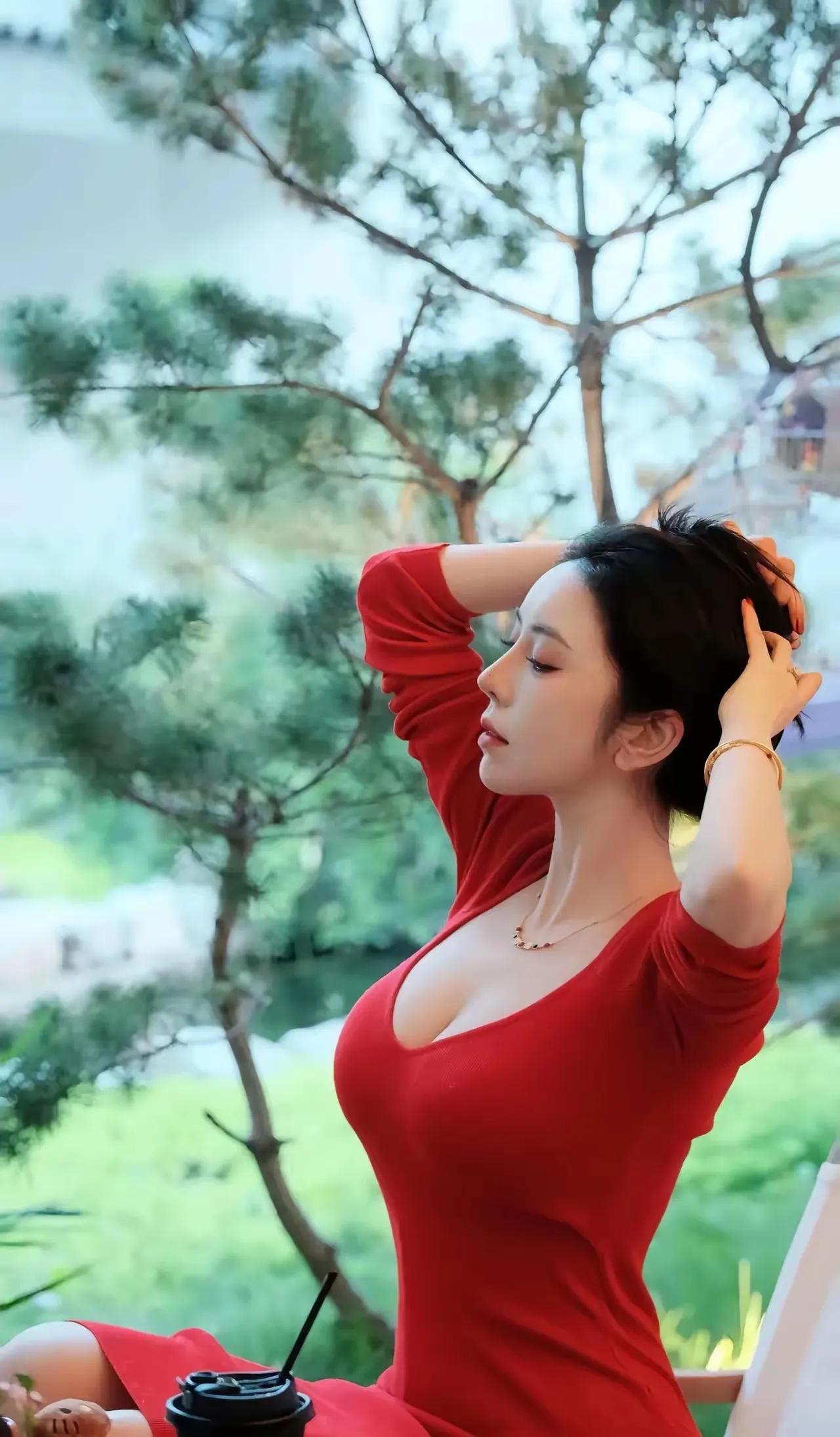 红衣女子如同一朵盛开的玫瑰，娇艳欲滴，光彩照人，让人无法移开视线。