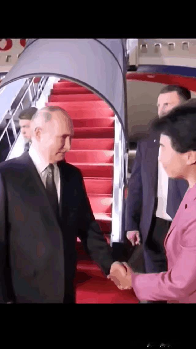 这两人的武力，恐在我之上
老实说，三十招以内，老夫还真的没把握同时拿下他俩……