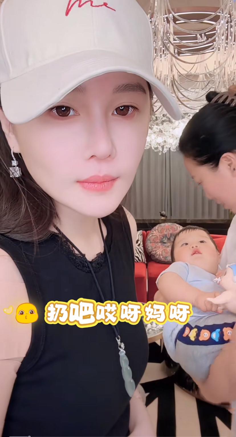 球球家的小皮不愧是生活在蜜罐子里，即便双姨说要扔他到地上，他一点儿不害怕，还是笑