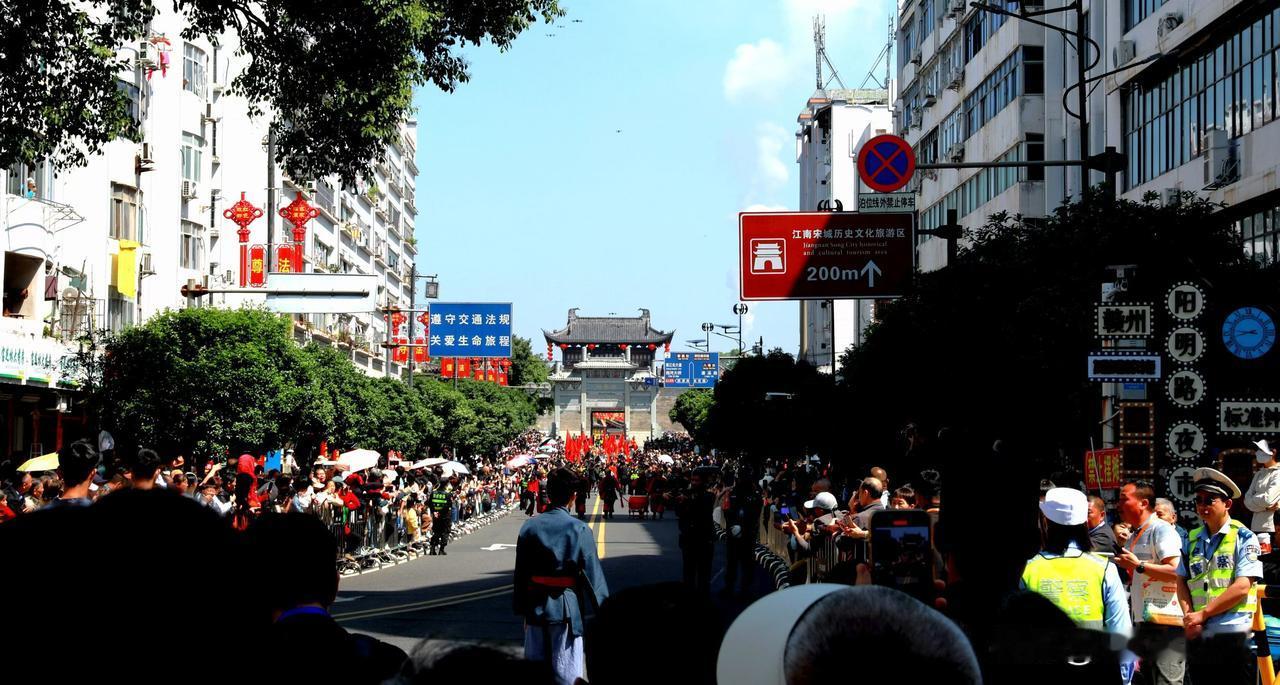 五一节九点多钟到赣州市的文清路、阳明路、建国路三岔路口，就被巨大的人流挡在了人墙