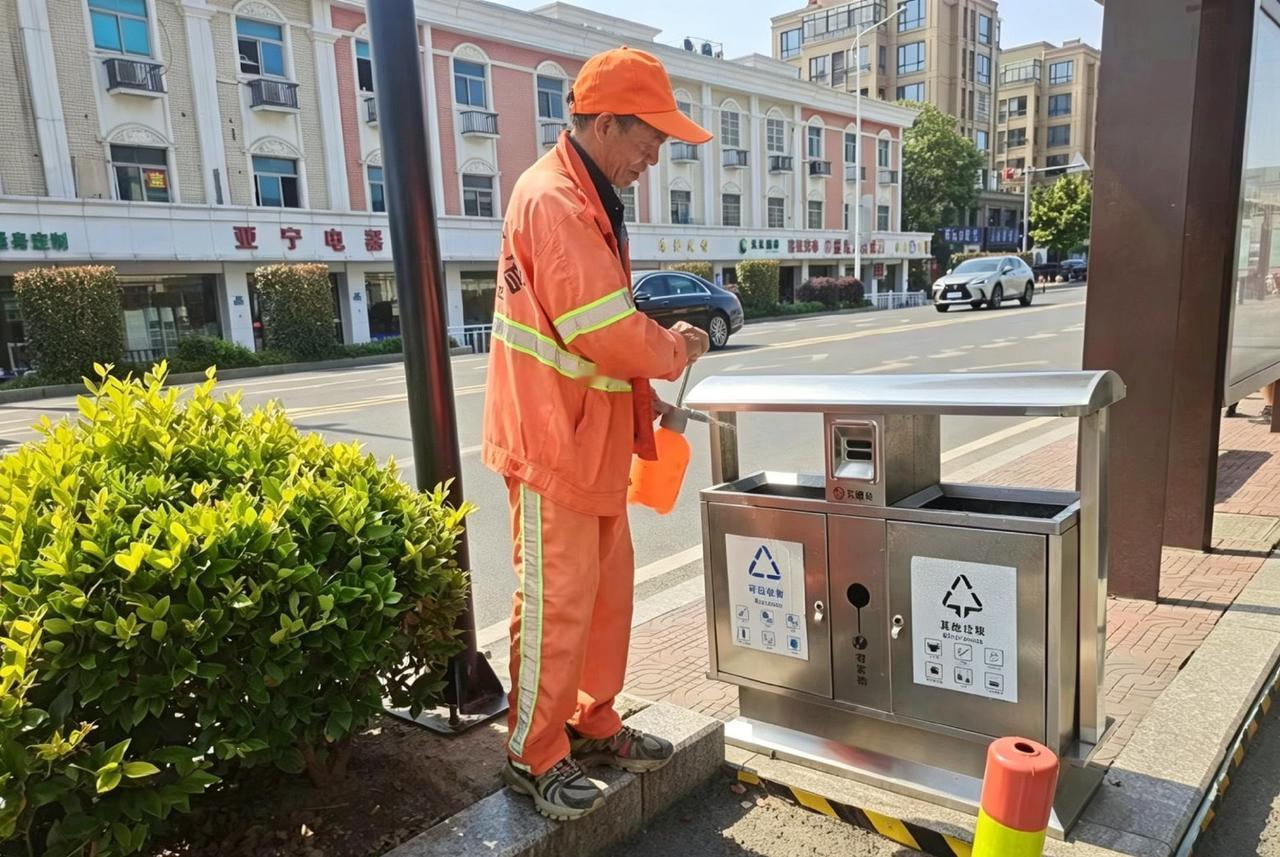 共建健康城镇】随着气温回暖，已进入蚊虫防控关键期。杭州城管组织环卫力量，对公厕、