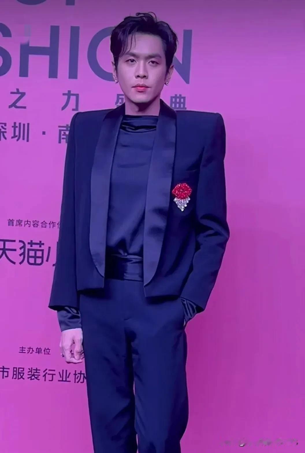 哈哈，这垫肩看起来确实有点怪，要是能把它遮住，肯定能好看不少！这造型咋一看，咋有