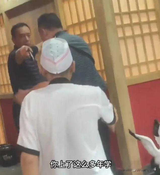 越闹越大！海南海口，女子在饭店吃饭，一男子突然走过来，让女子给她点根烟，遭到拒绝