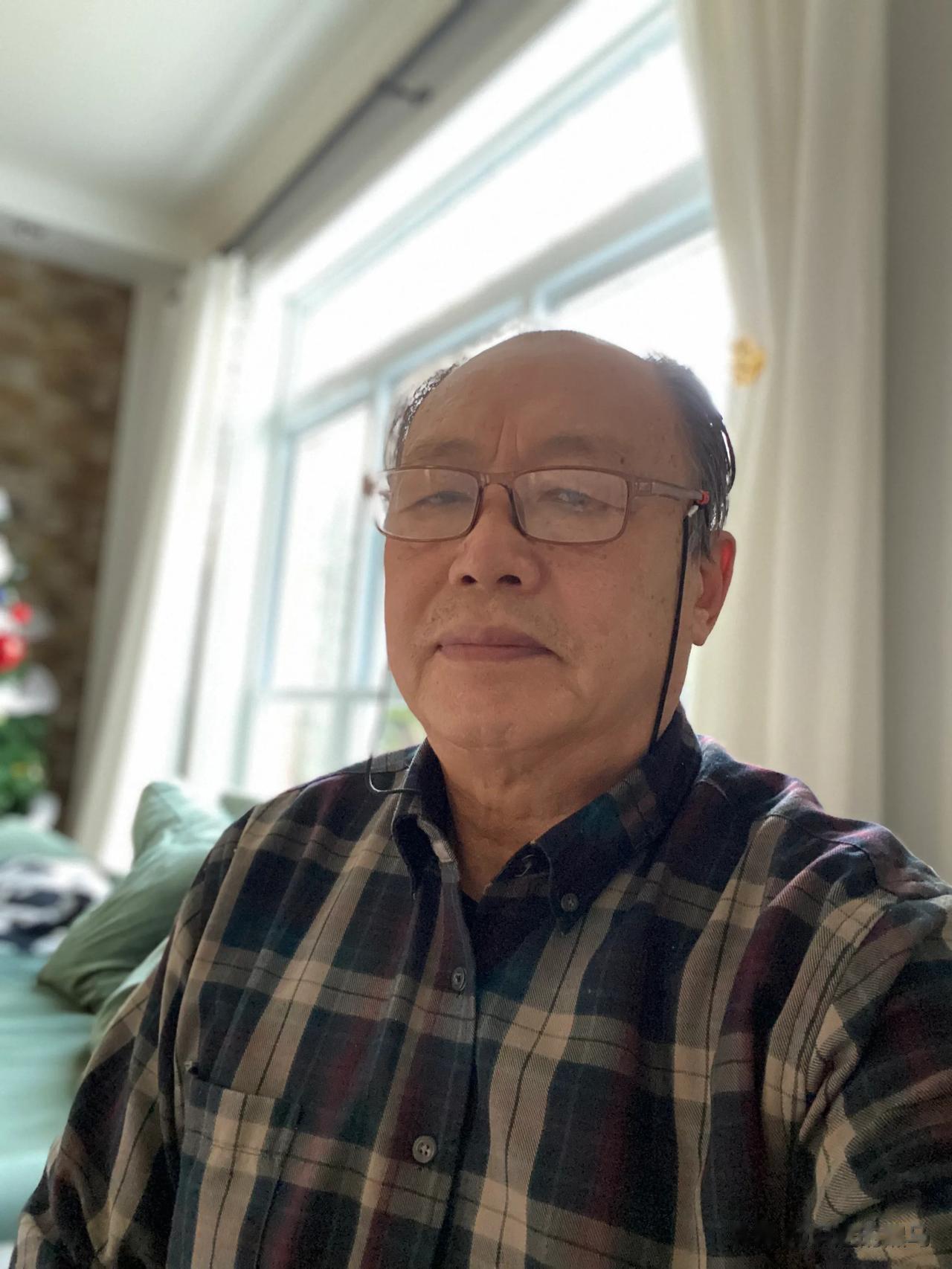 借用华夏二两墨， 涂染祖国万里山河。染大山高耸巍峨，染大海波澜起伏，染春天百花盛