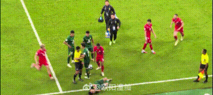 国安队这次不孬！昨天，国安vs河内爆发激烈冲突，何宇鹏被踢中面部倒地，越南队员还