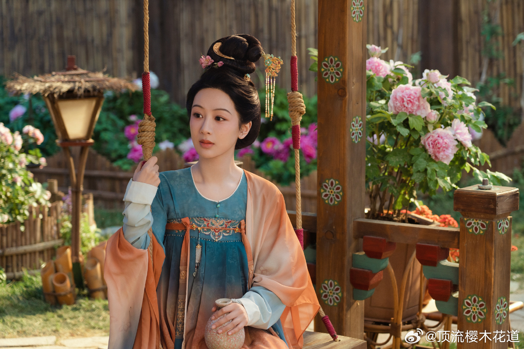 杨紫向品牌方赠汉服引惊叹国色芳华何惟芳的衣服真的随便拎一套出来都特别好看，真的特