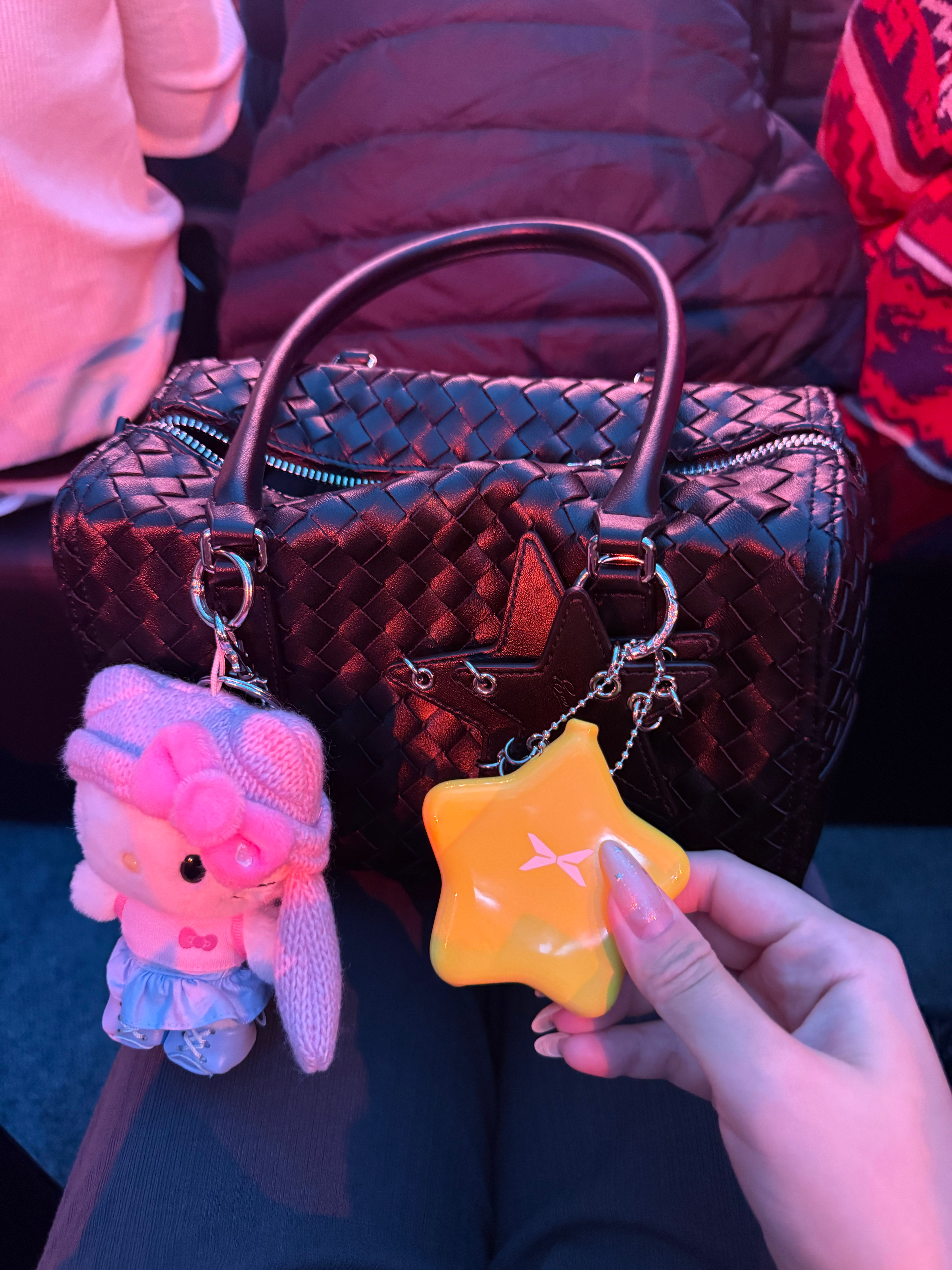 第一次打卡广州小鹏总部不得不说简直太大了今天来看小鹏四车上市发布 这个紫色还是受