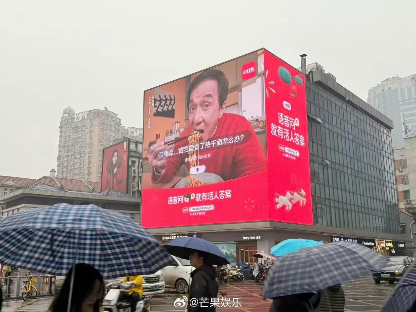 00后拜年方式 00后主打一个“云习武”，全员复刻成龙大哥经典抱拳礼🤜🤛，整