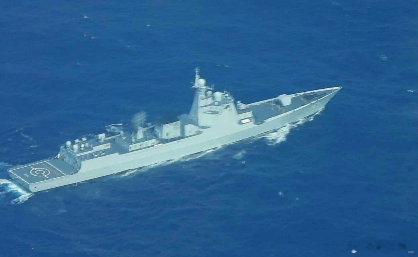 165湛江舰和553大理舰在黄岩岛附近海域执勤南海态势