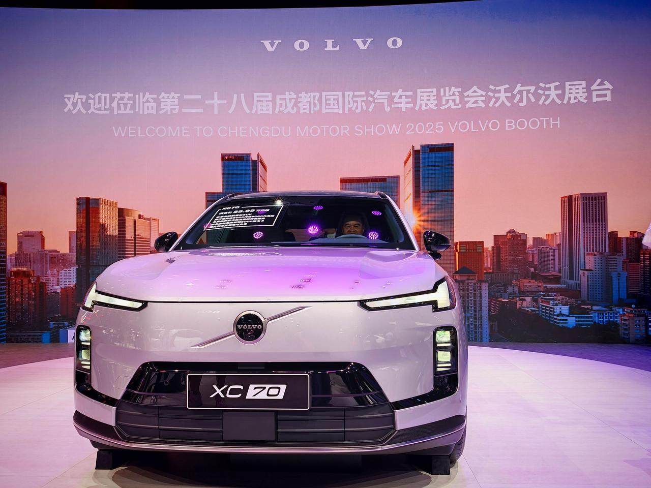 沃尔沃XC70在2025成都车展上正式亮相，现场除了消费者还有国内外的媒体来现场