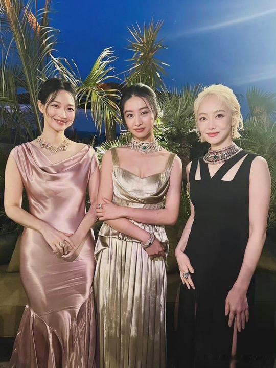 宋茜申敏儿木村光希合影宋茜申敏儿木村光希合照今天LV摩洛哥高珠大秀上的合影 