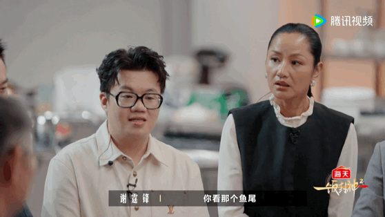 樊振东被中餐厨师刀工惊艳到了樊振东做客美食综艺秒变好奇观众，被厨师行云流水的刀工