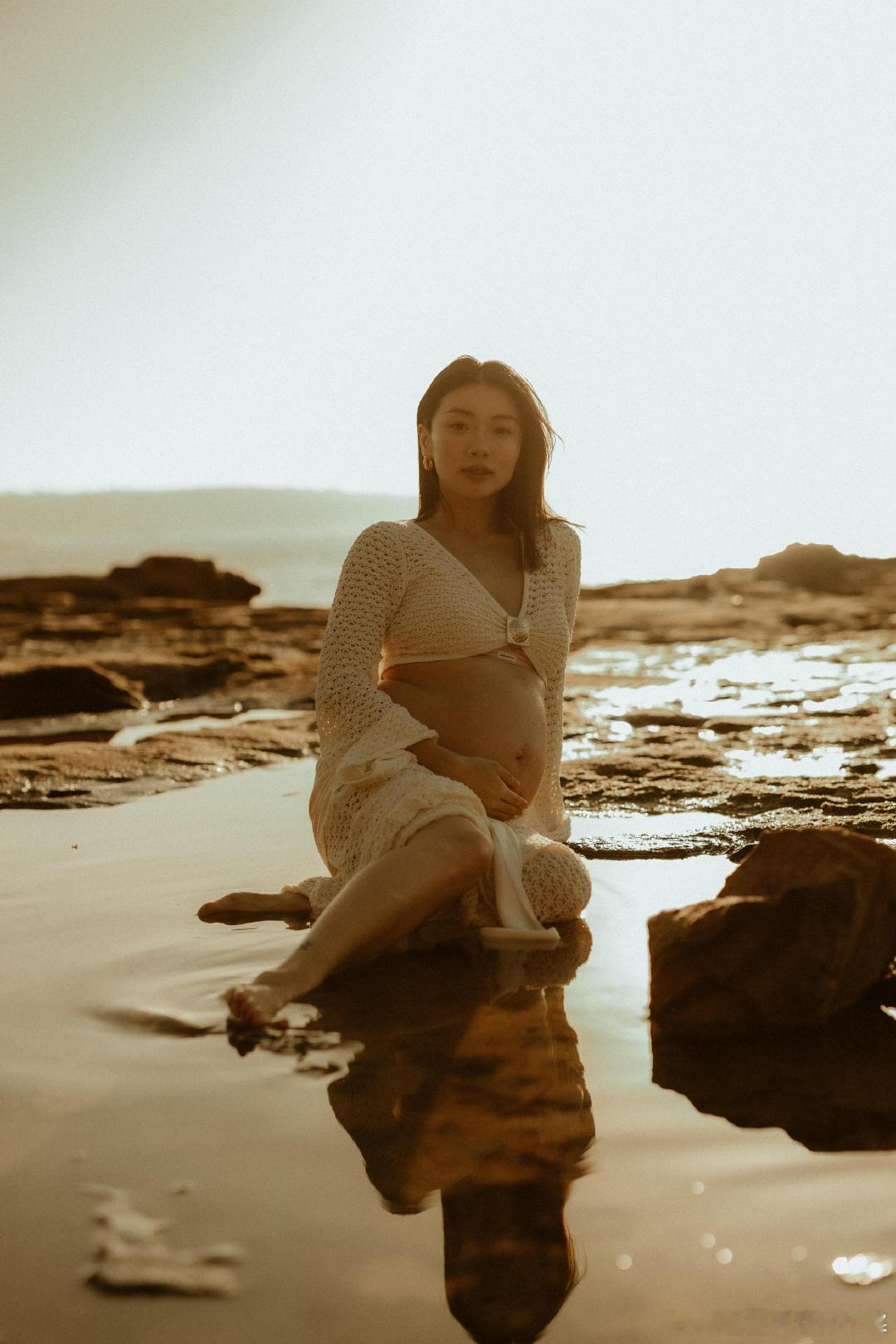 程晓玥孕肚大片程晓玥二胎孕肚大片  程晓玥孕肚大片的穿搭也太会了，白色钩花套装，