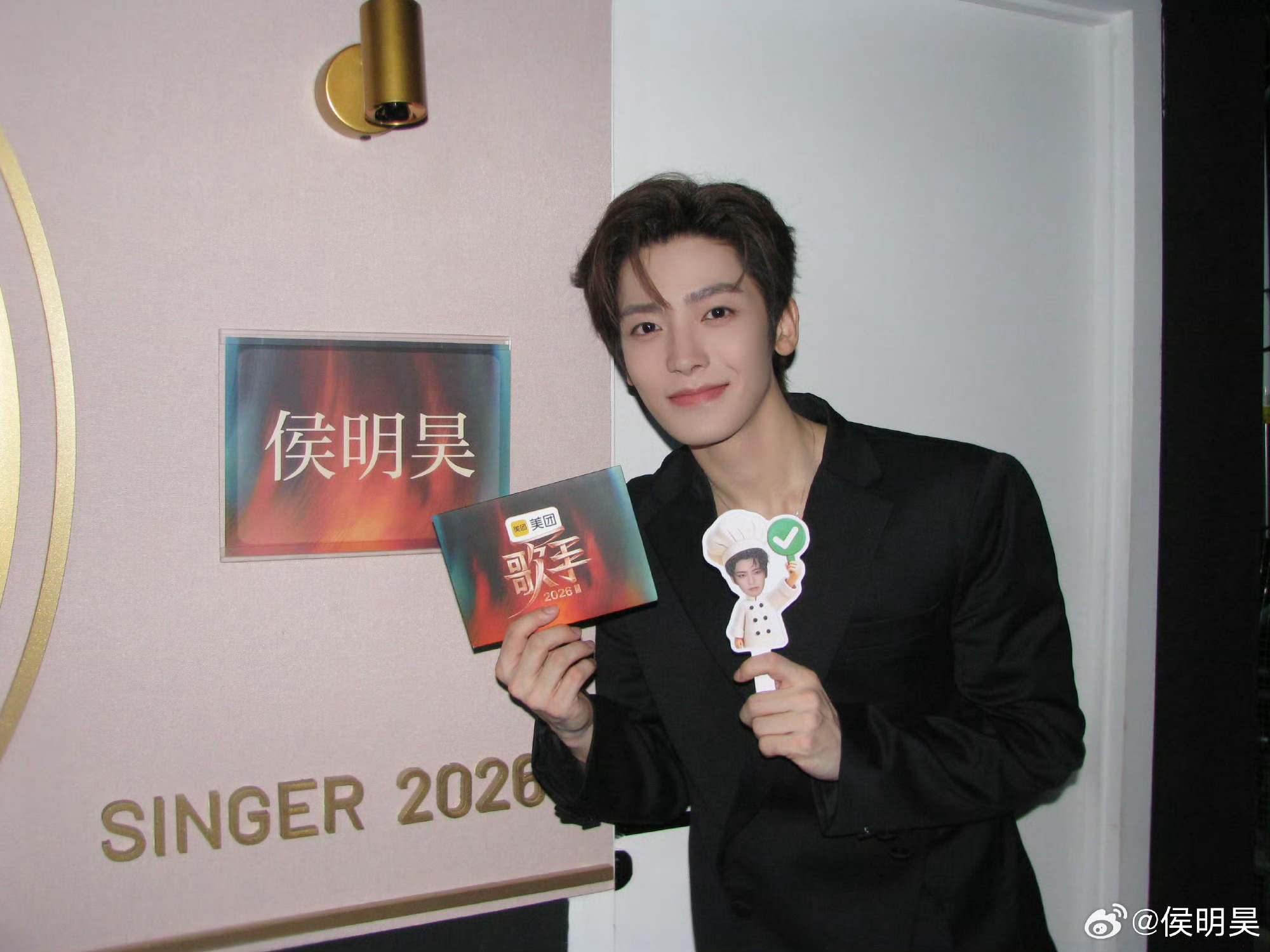 侯明昊发文我是歌手侯明昊你是最棒的，歌手侯明昊。 当你站在这个舞台上，全世界都在