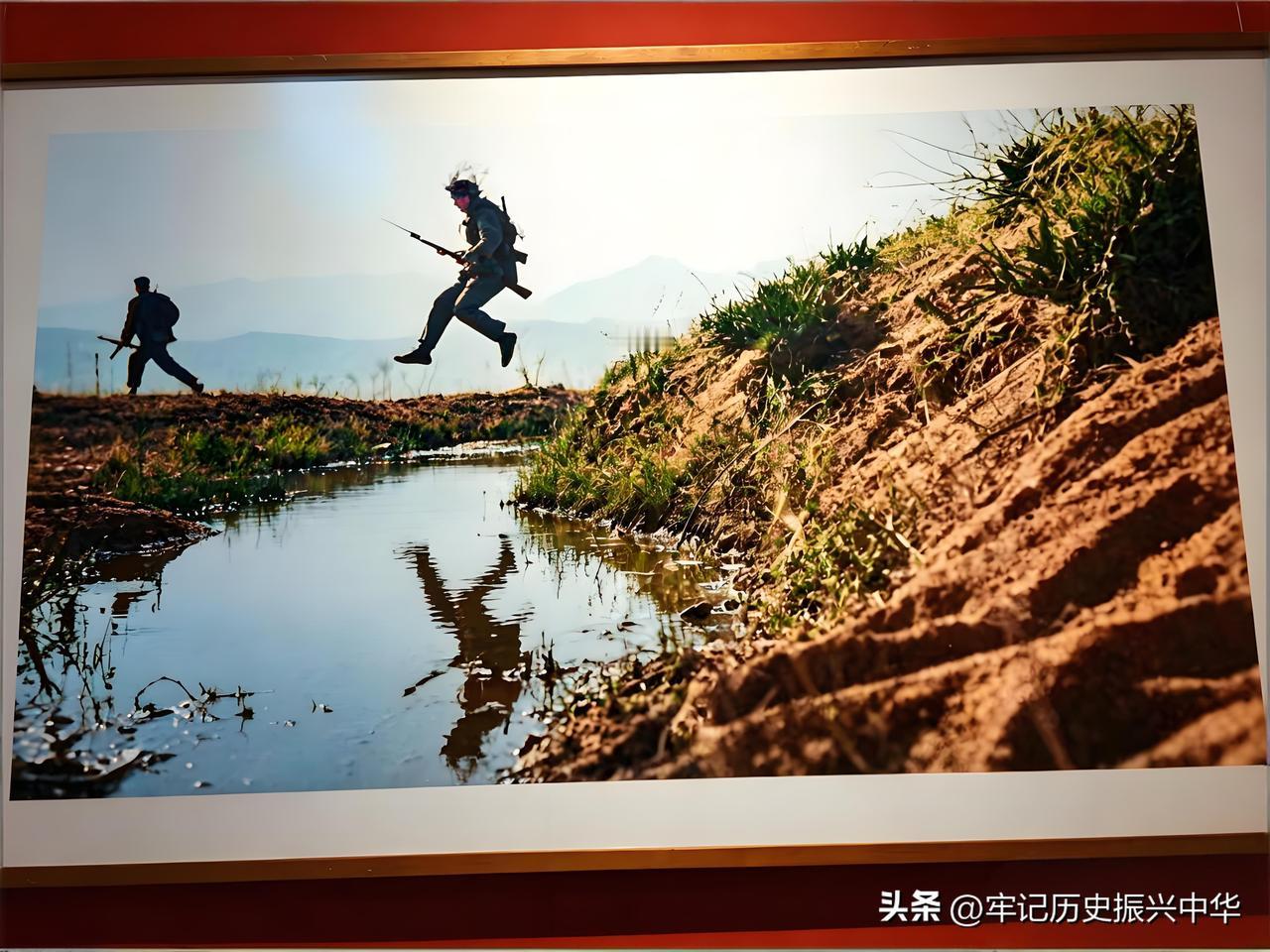 这是1950年代，福建前线解放军训练跨越障碍物的一瞬间。目测这名士兵身高1.70