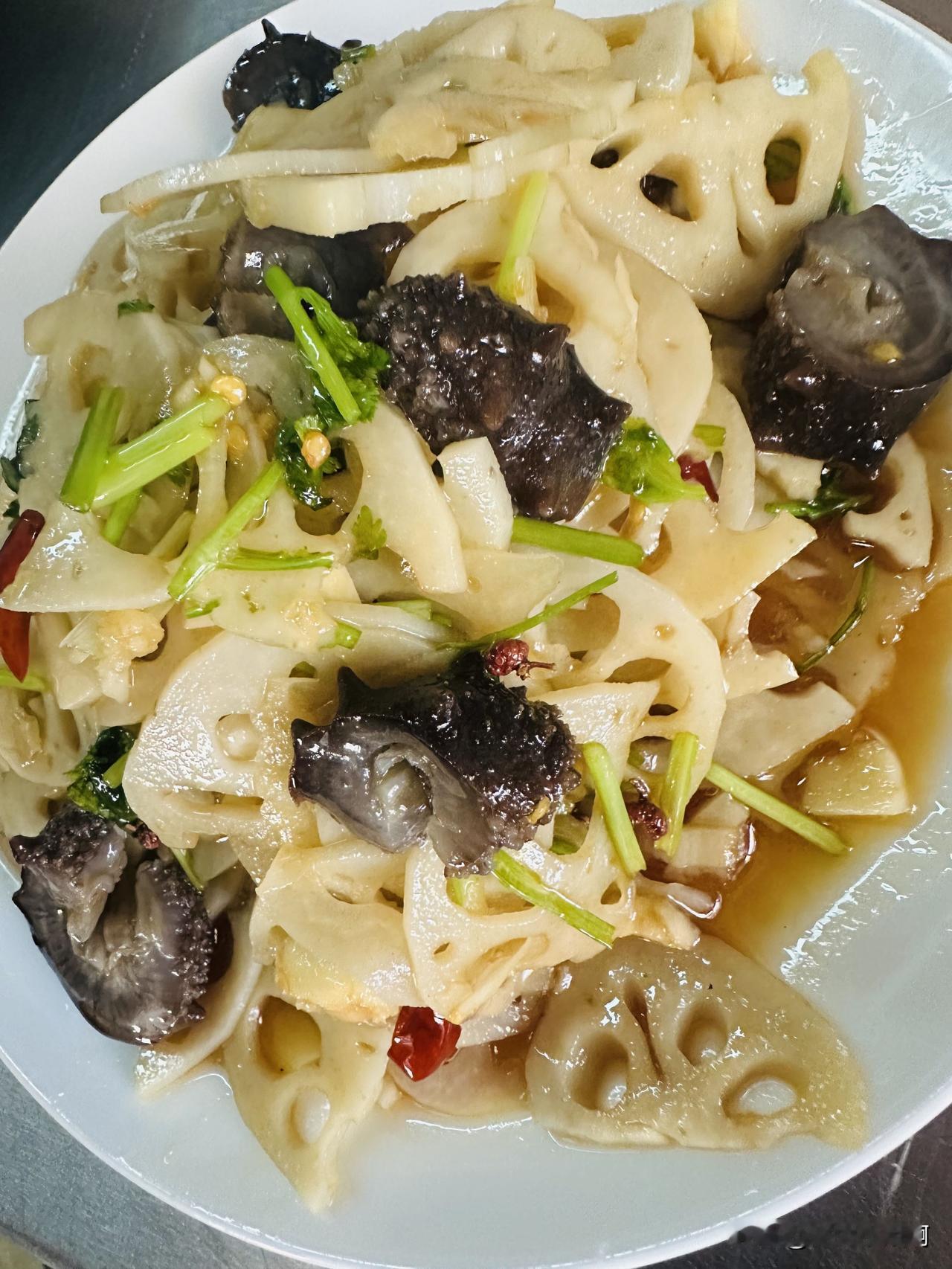 夏天吃饭没胃口的做一下这道菜：
藕，切片泡水洗掉淀粉，加点白醋泡一下它不变色。