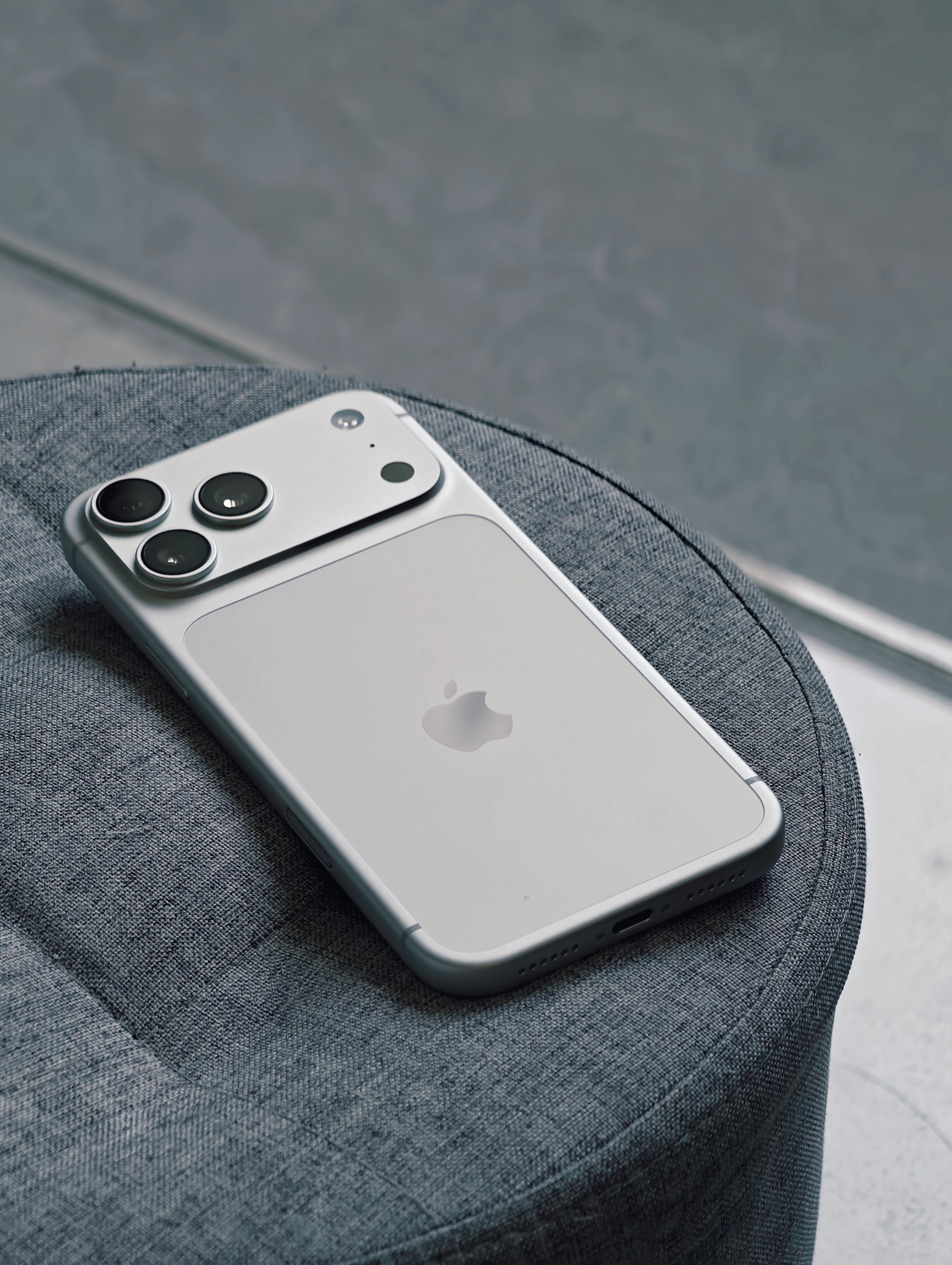 iPhone 17 Pro Max恢复完备份。激情把玩五分钟，索然无味了…[哆啦