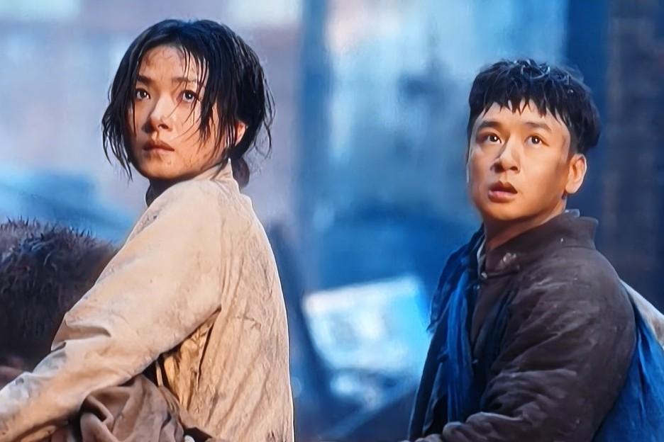 央视热播剧《八千里路云和月》中，孟万福带着丁玉娇，终于躲过日本人的追杀，丁抱着刚