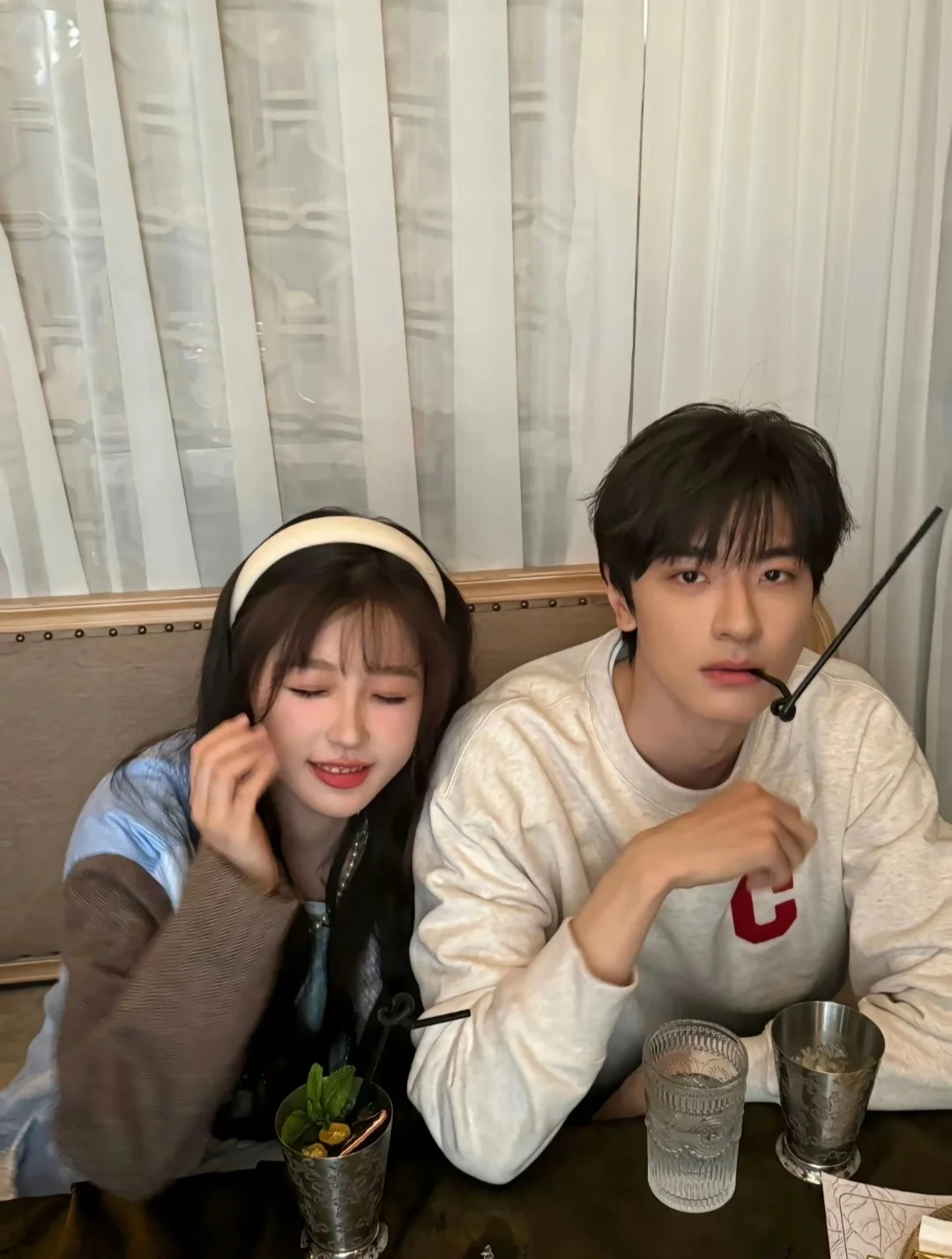 这张太神了，像真情侣被好朋友抓拍