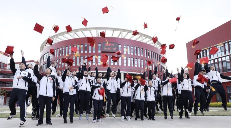 2015年，河北衡水中学文科状元刘嘉森以673分考入北大时，对着镜头抛出一句扎心