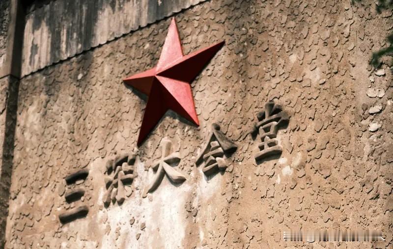 当年有人说：中国搞原子弹、搞国防，不如给老百姓多做条裤子。
现在又有人跳出来跟风