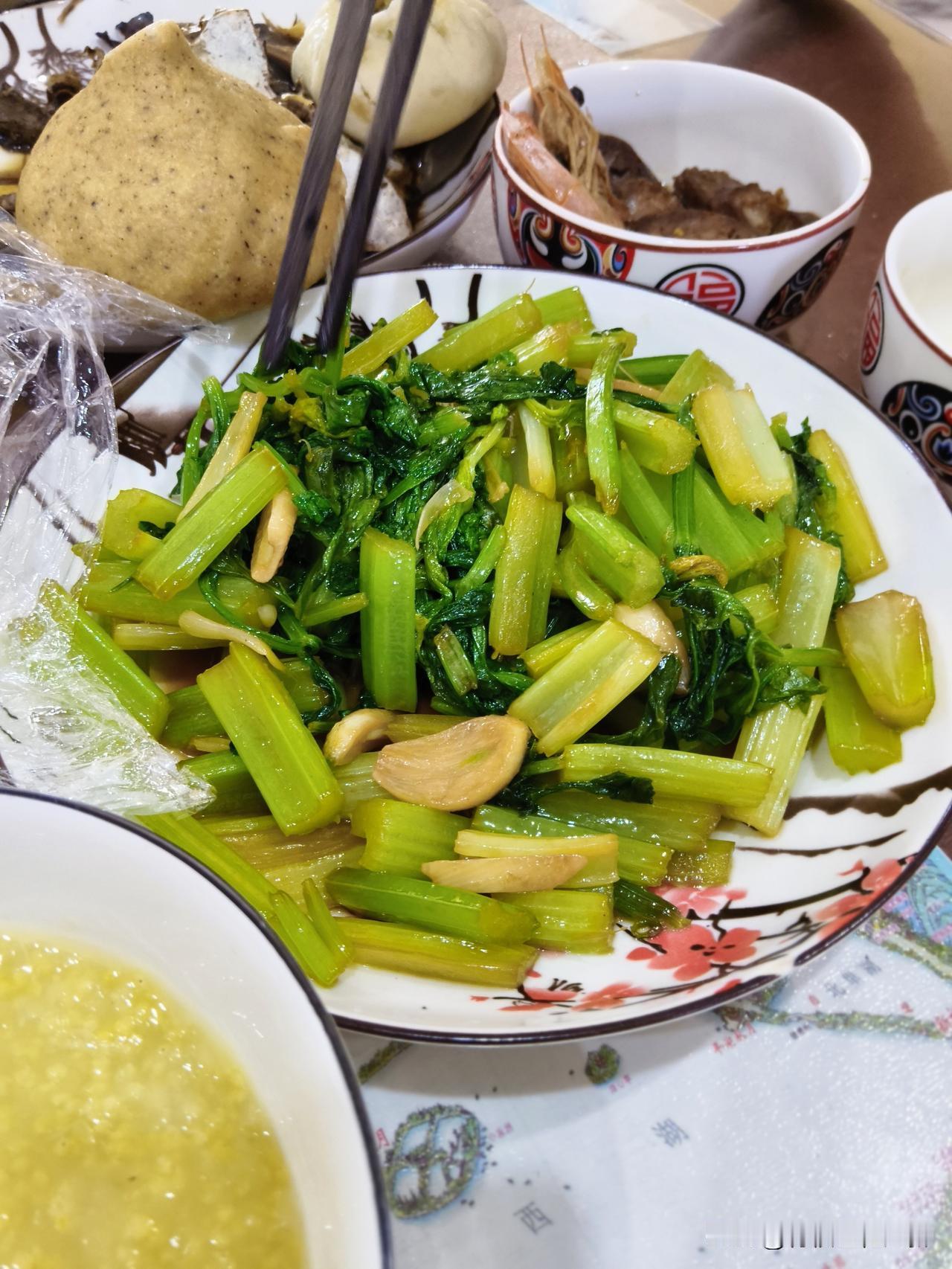 今天这顿历史悠久的午饭，让我感叹时间真快。
午饭，就这盘芹菜是新的，其他都历史悠