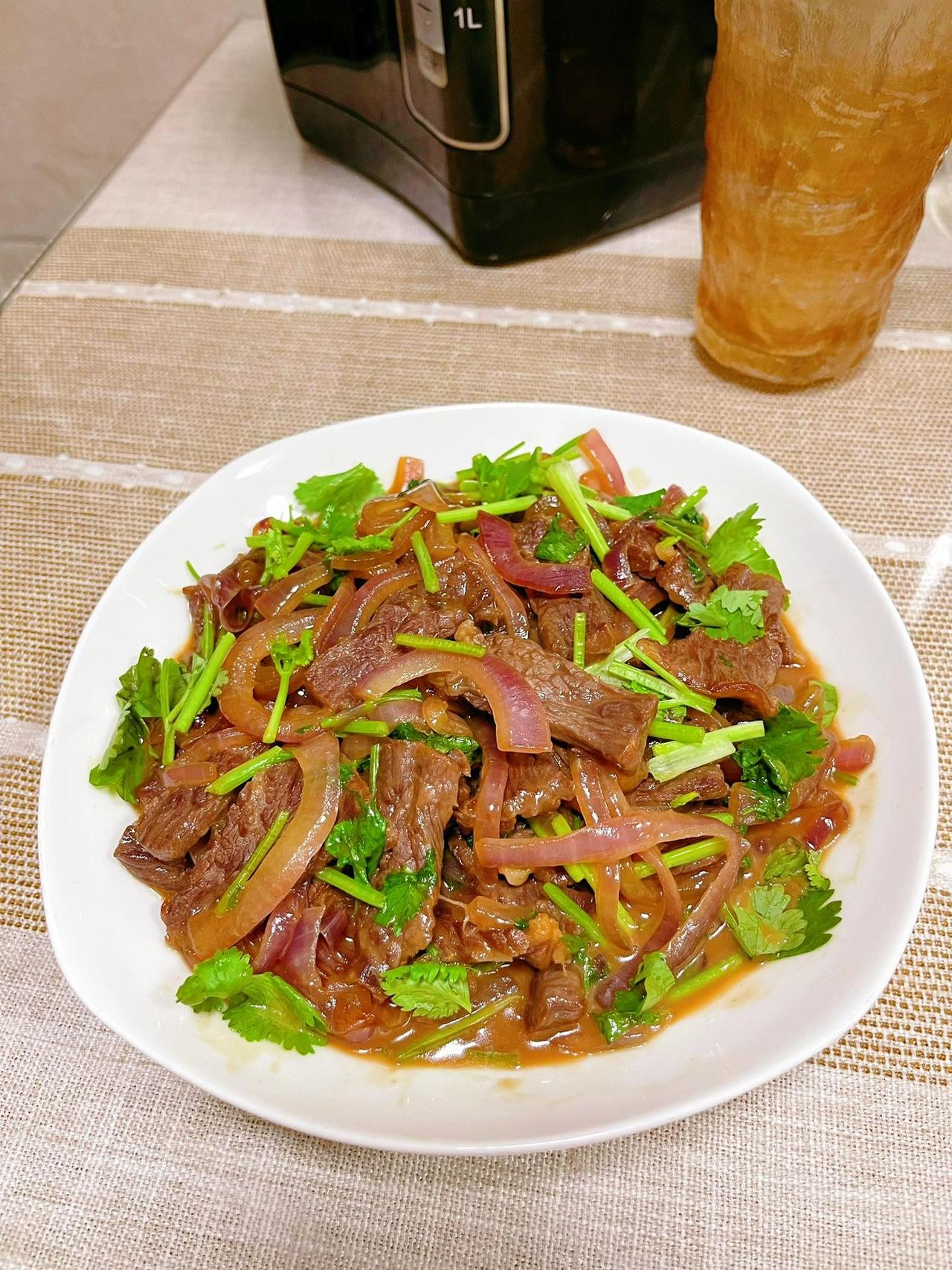 低卡低脂高蛋白的洋葱炒牛肉！
脆甜的洋葱搭配嫩滑的牛肉，再加上香菜的浓郁！
真的