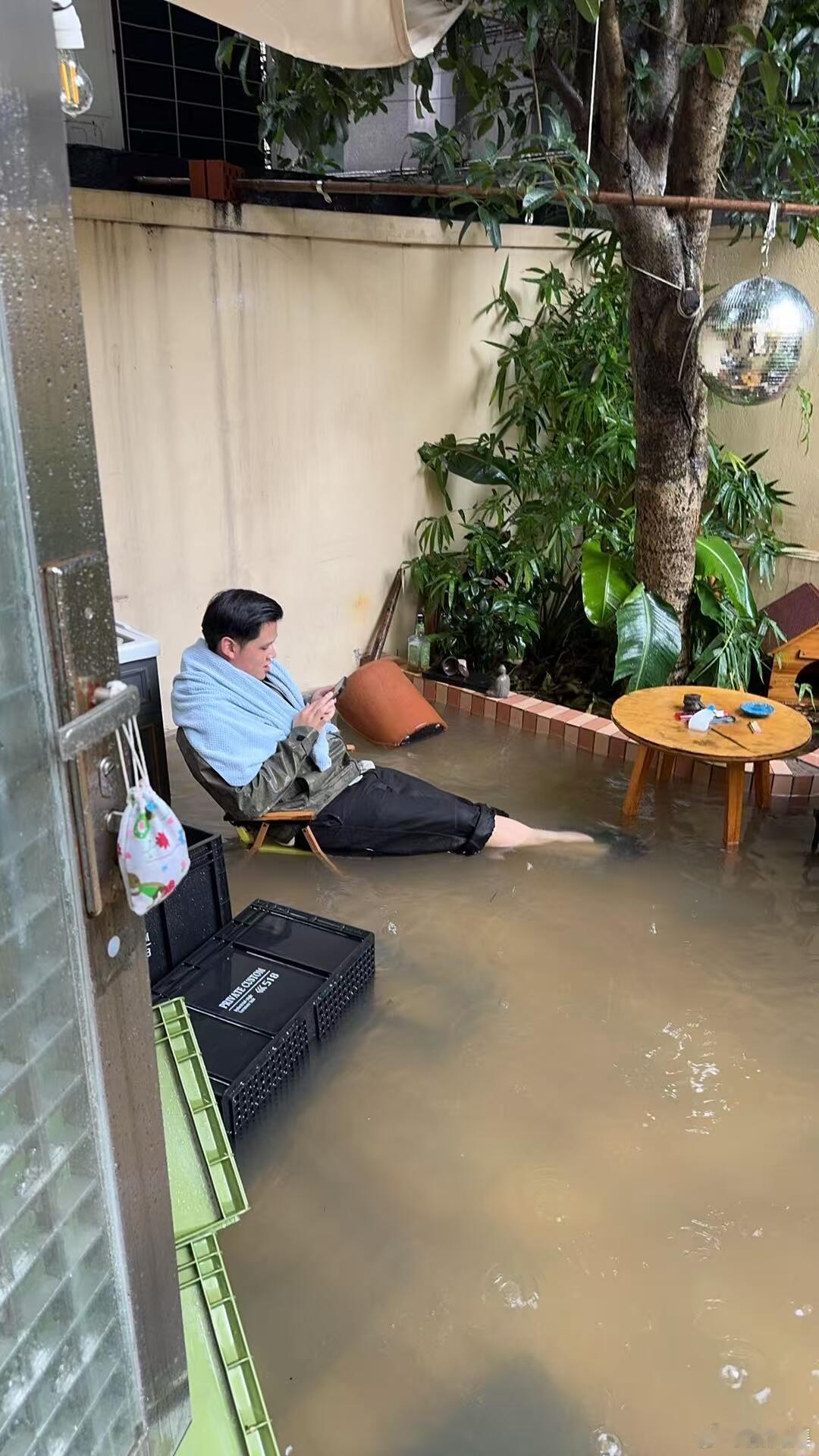输给白海豚了我一个台湾人从小被台风吹到大见怪不怪了，没想到第一次在上海被台风整破