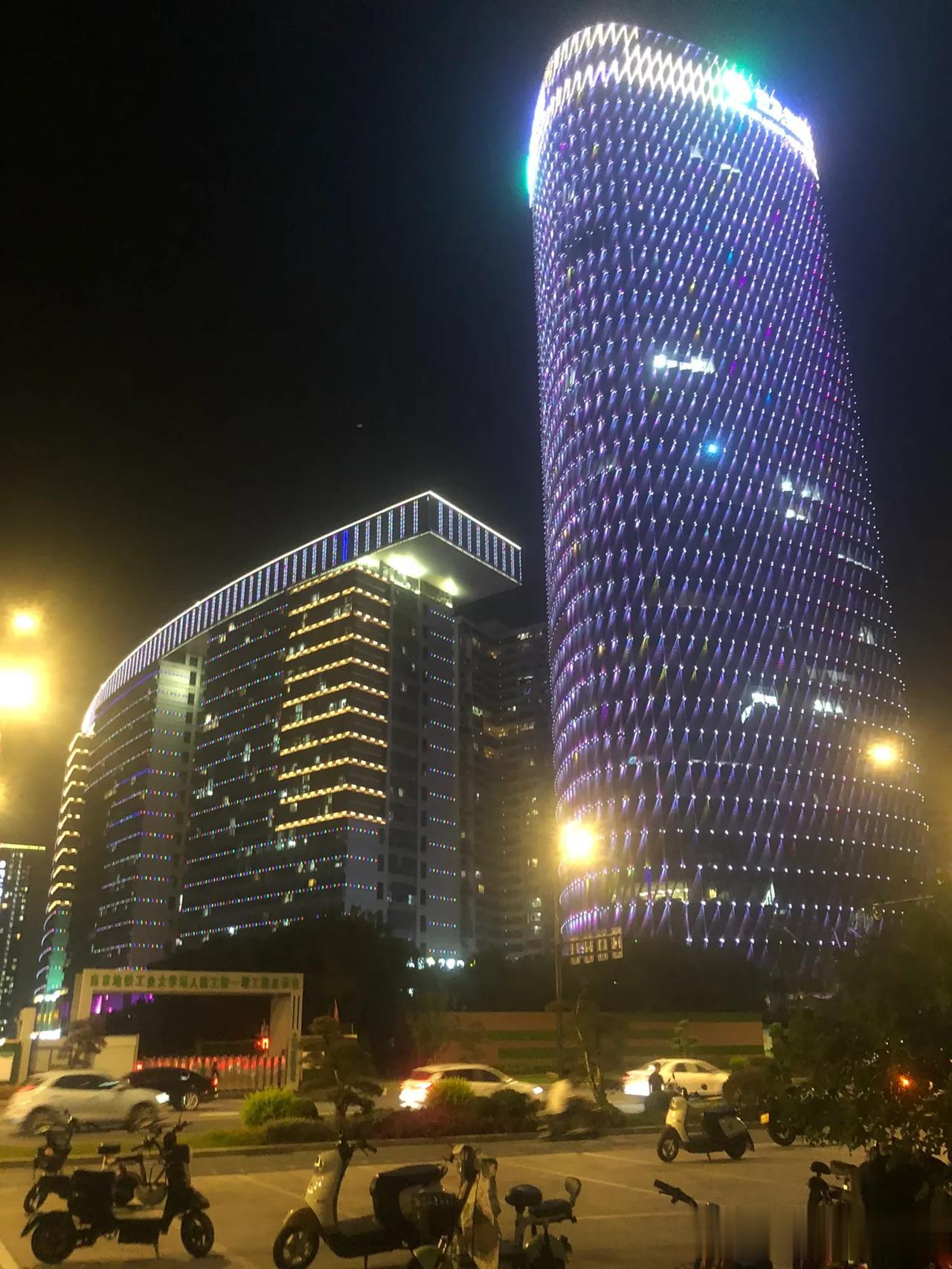 这里夜景真的好美！[强][强][强]    