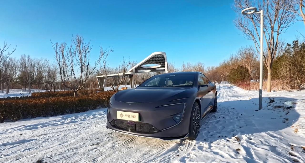 阿维塔12是长安、华为、宁德时代共同打造的豪华中大型纯电轿跑，基于CHN全新一代