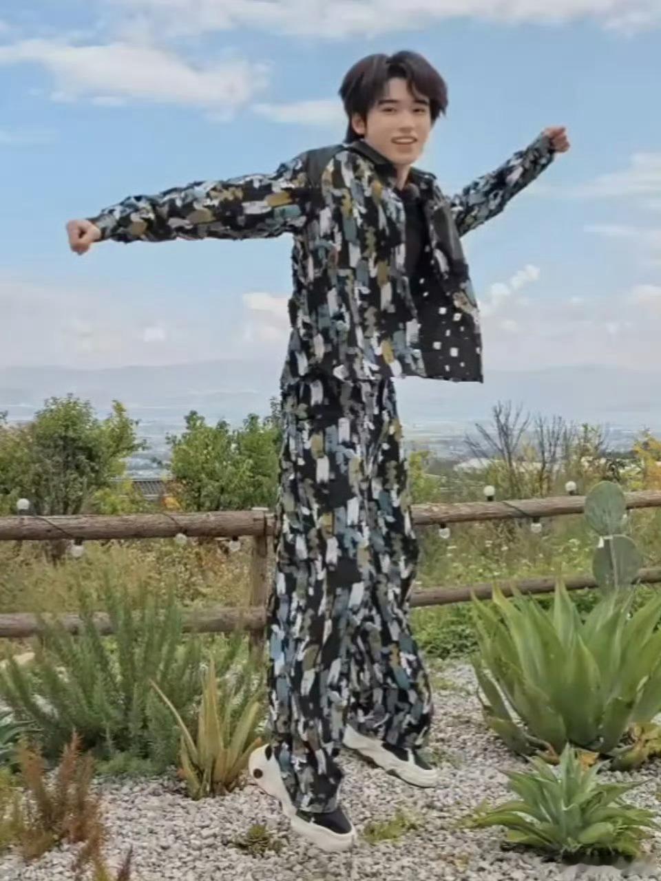 姜妍拍的宋亚轩 哈哈哈哈哈可爱小狗！起飞~  