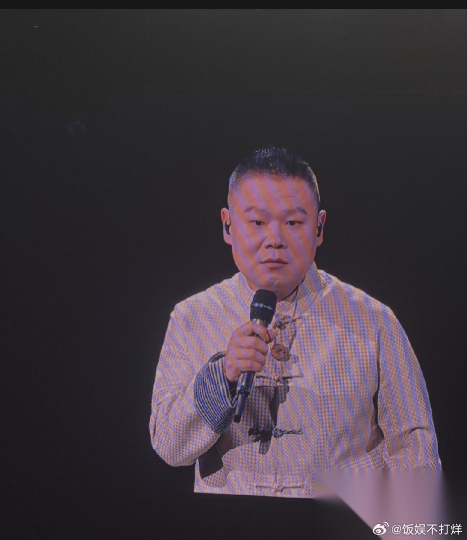 笑死，岳云鹏在自己演唱会上被抢风头了。 真的，他自己喊的：“不要再给陈晓镜头了！
