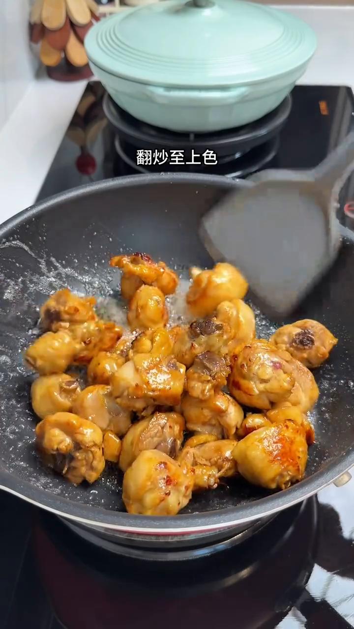 家常版黄焖鸡。
今天分享一个超好吃的黄焖鸡的做法，鸡肉鲜嫩入味，酱香浓郁，太下饭