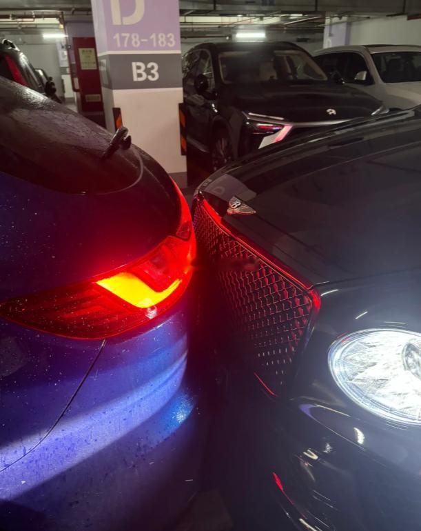 为什么会有人倒车不看后视镜在后面按喇叭的5秒真的很绝望 眼睁睁的看着撞上来