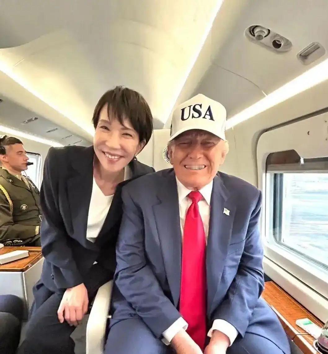 2025年，国际社会出现的重大事件有两个，一个是美国选民选的疯子总统特朗普上任，