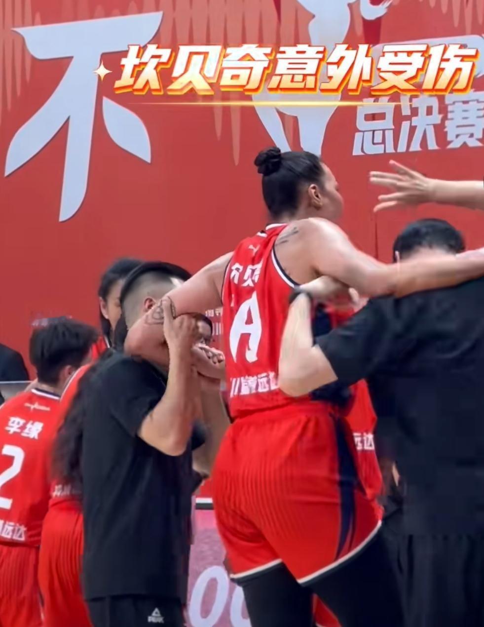 第四节还剩5分钟的时候，大外援坎贝奇突然受伤离场，整个局势一下子就逆转了，现场还